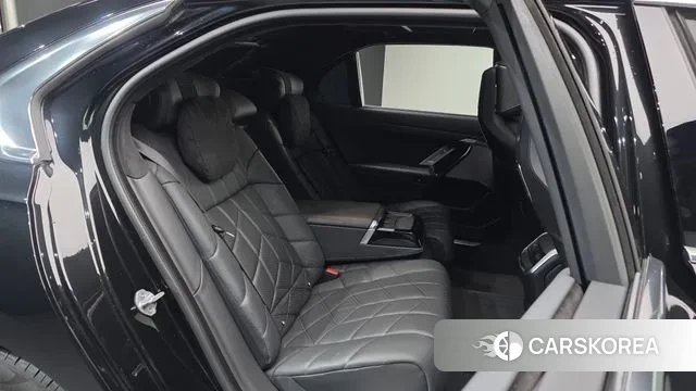 BMW 7 Series (G70) 2023 Черный из Кореи, фото 3