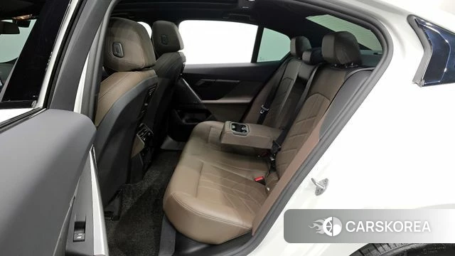 BMW 5 Series (G60) 2025 Белый из Кореи, фото 3