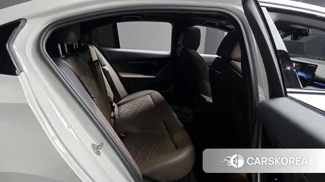 BMW 5 Series (G60) 2023 Белый из Кореи, фото 3