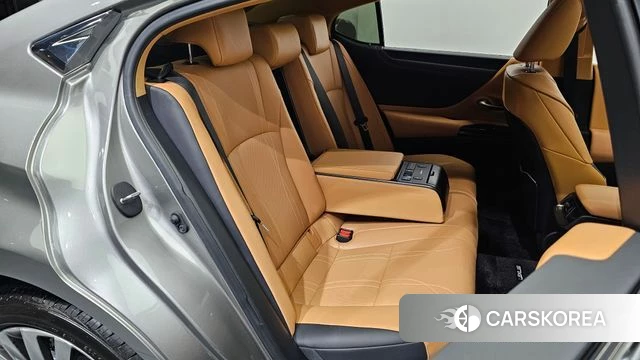 Lexus ES300h 7th generation 2023 Серебристо-серый из Кореи, фото 3