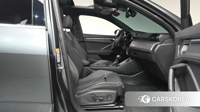 Audi Q3 (F3) 2023 Серый из Кореи, фото 3