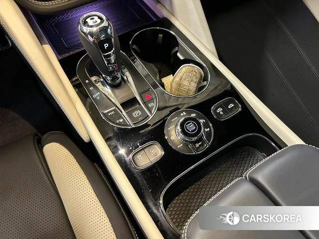 Bentley Bentayga 2023 Золотой из Кореи, фото 3