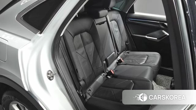 Audi Q3 (F3) 2023 Белый из Кореи, фото 3