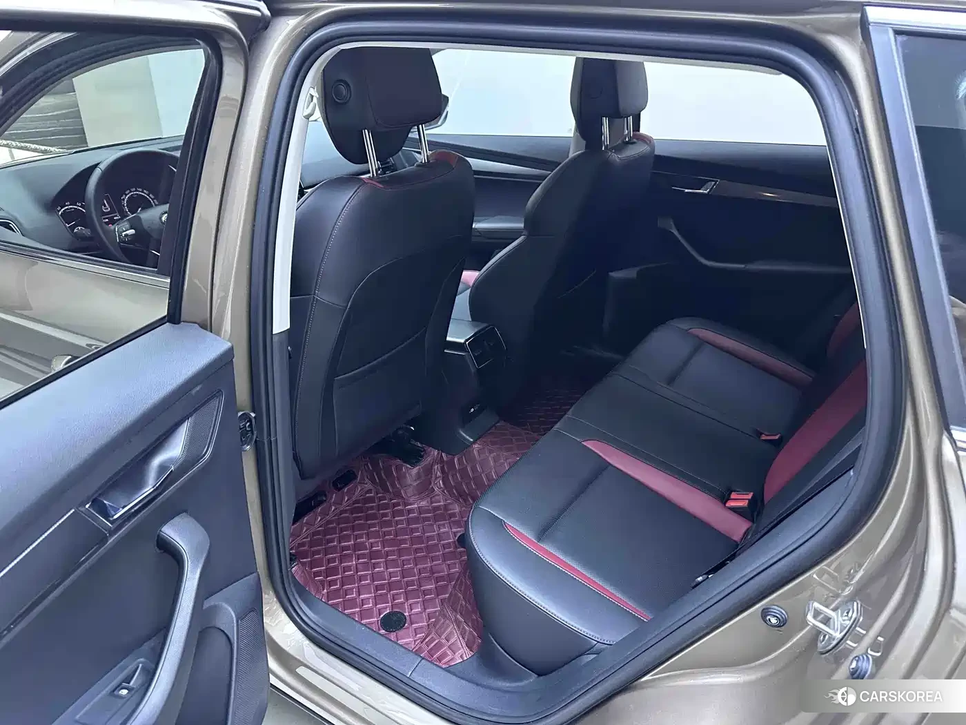 Skoda Karoq 2022 Champagne/brown из Китая, фото 3