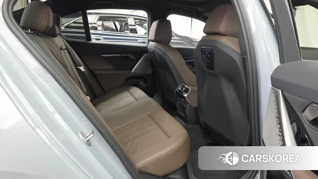 BMW 5 Series (G60) 2025 Цвет галактики из Кореи, фото 3