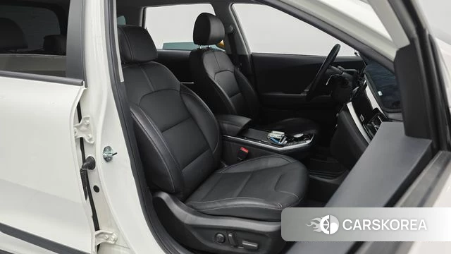 Kia Niro Plus 2023 Белый из Кореи, фото 3