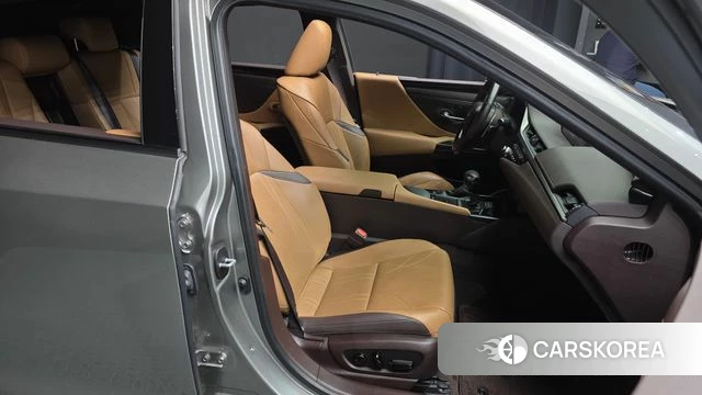 Lexus ES300h 7th generation 2021 Серебряный из Кореи, фото 3