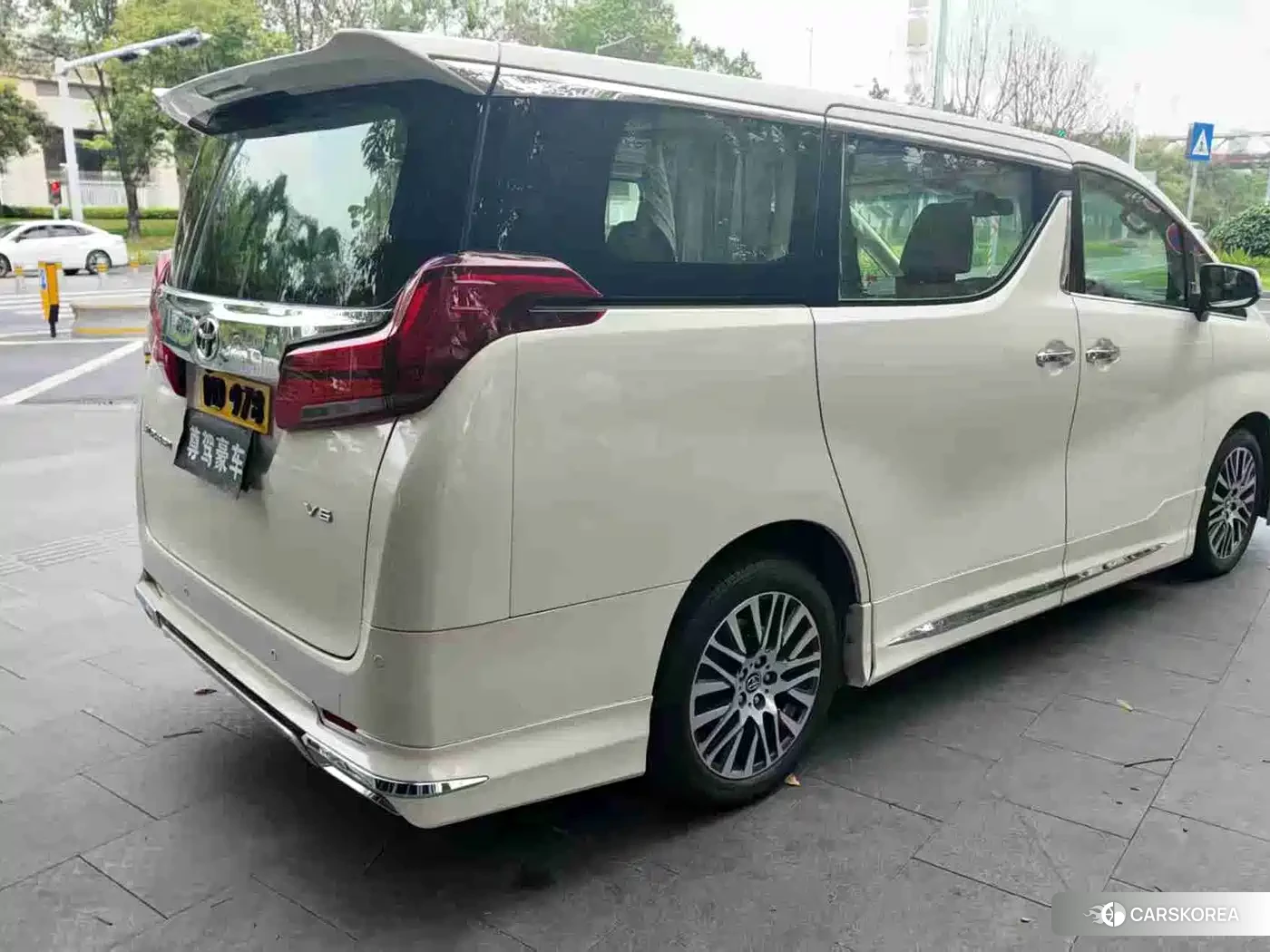 Toyota Alphard 2019 Белый из Китая, фото 3