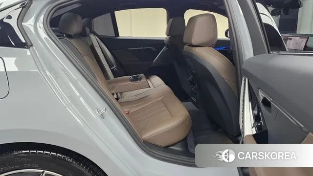 BMW 5 Series (G60) 2025 Светло-серебряный цвет из Кореи, фото 3