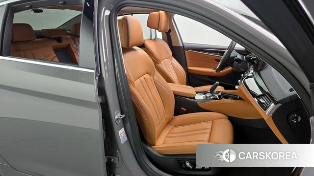 BMW 5 Series (G30) 2022 Серебристо-серый из Кореи, фото 3