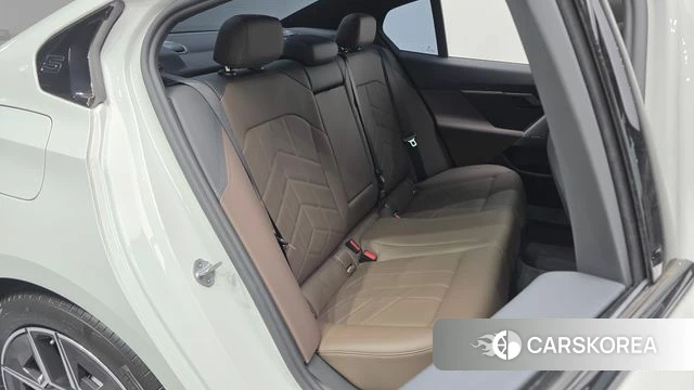 BMW 5 Series (G60) 2025 Белый из Кореи, фото 3