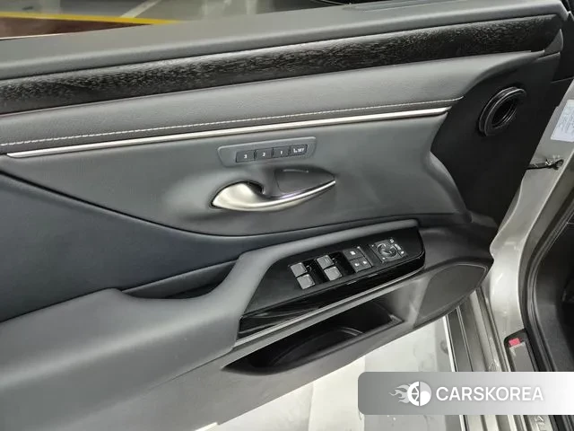 Lexus ES300h 7th generation 2025 Черный из Кореи, фото 3