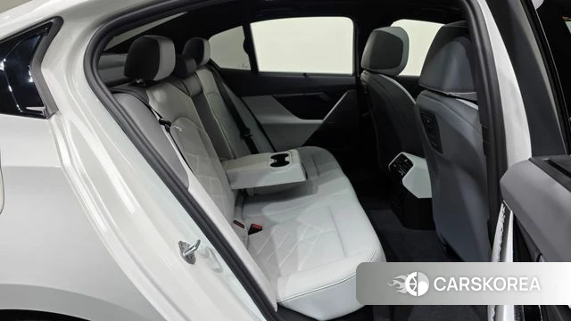 BMW 5 Series (G60) 2026 Белый из Кореи, фото 3