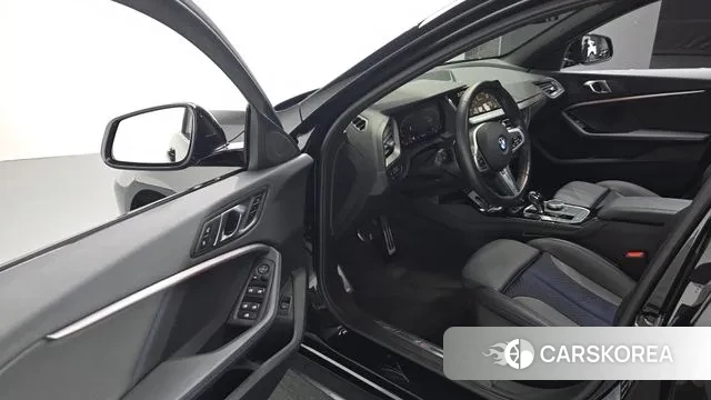 BMW 1 Series (F40) 2023 Черный из Кореи, фото 3