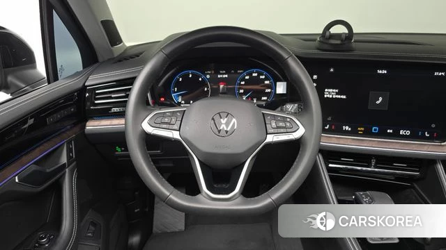 Volkswagen Touareg 3rd generation 2025 Черный из Кореи, фото 3