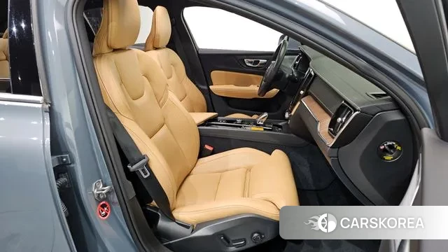 Volvo S60 3rd generation 2022 Светло-серебряный цвет из Кореи, фото 3