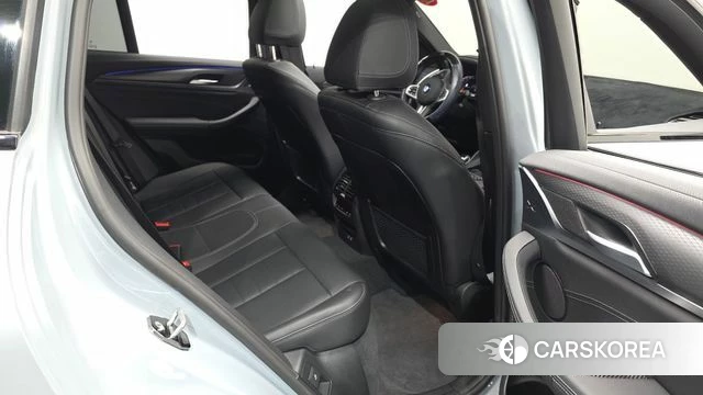 BMW X4 (G02) 2024 Светло-серебряный цвет из Кореи, фото 3