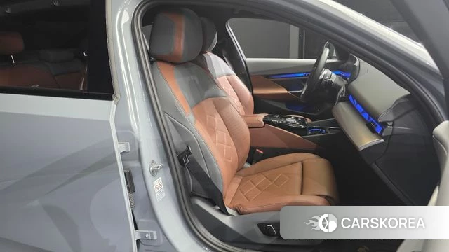 BMW 5 Series (G60) 2024 Серебристо-серый из Кореи, фото 3