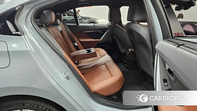 BMW 5 Series (G60) 2025 Светло-серебряный цвет из Кореи, фото 3