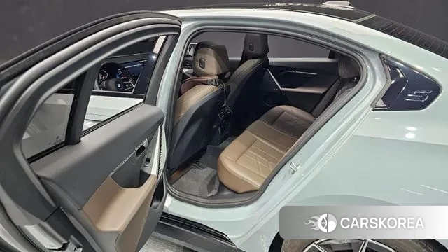 BMW 5 Series (G60) 2024 Светло-серебряный цвет из Кореи, фото 3