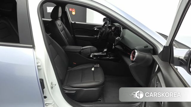 Chevrolet (GM Daewoo) Trax Crossover 2023 Светло-серебряный цвет из Кореи, фото 3