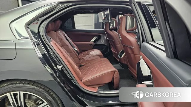 BMW 7 Series (G70) 2024 Черный из Кореи, фото 3