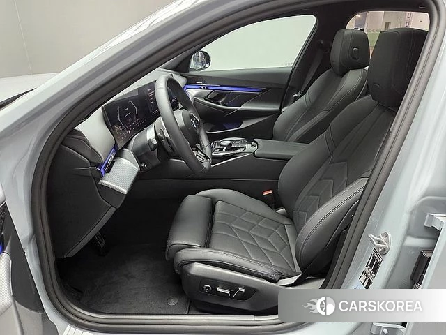 BMW 5 Series (G60) 2025 Небесно-голубой из Кореи, фото 3