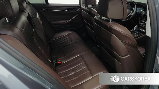 BMW 5 Series (G30) 2018 Серебристо-серый из Кореи, фото 3