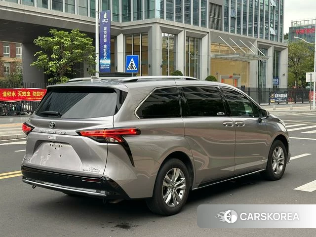 Toyota Saina 2025 Серебристо-серый из Китая, фото 3