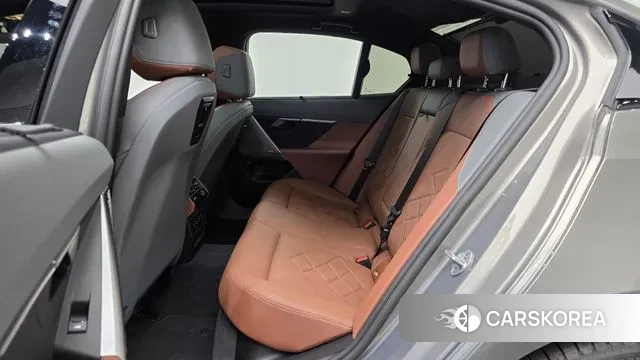 BMW 5 Series (G60) 2025 Серебристо-серый из Кореи, фото 3