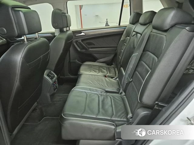 Volkswagen Tiguan Allspace 2023 Белый из Кореи, фото 3