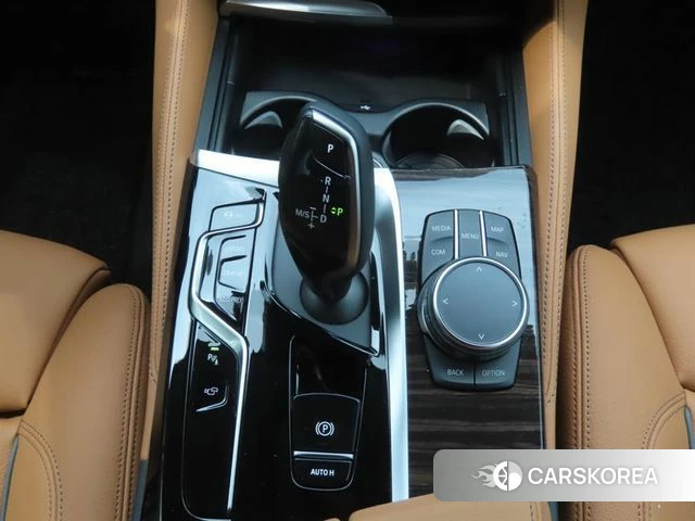 BMW 5 Series (G30) 2023 Серебристо-серый из Кореи, фото 3