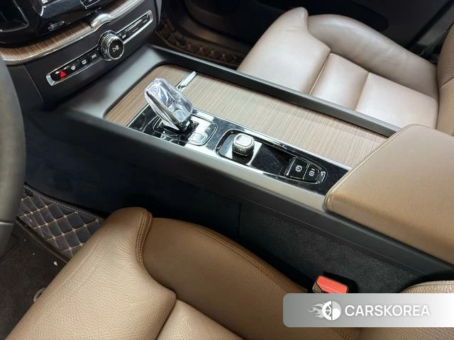Volvo XC60 2024 Белый из Китая, фото 3