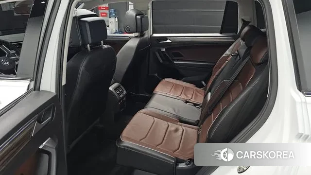 Volkswagen Tiguan Allspace 2023 Белый из Кореи, фото 3