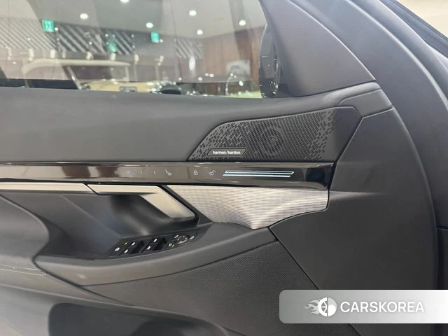 BMW 5 Series (G60) 2024 Светло-серебряный цвет из Кореи, фото 3