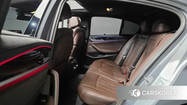 BMW 5 Series (G30) 2023 Серебристо-серый из Кореи, фото 3