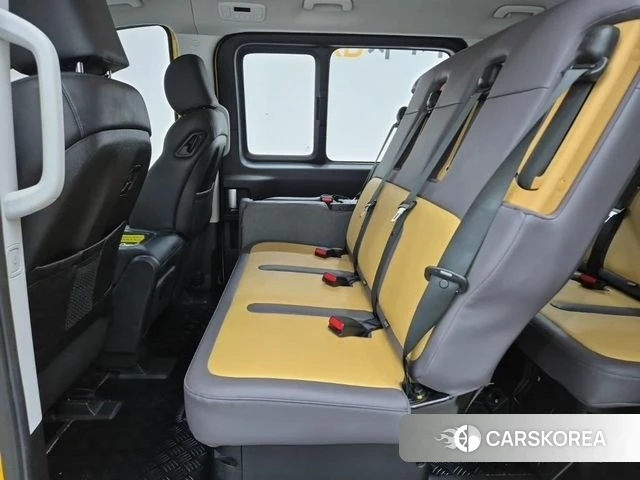 Hyundai Staria 2023 Желтый из Кореи, фото 3