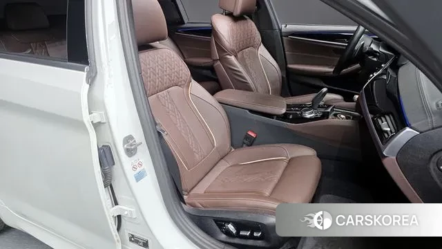 BMW 5 Series (G30) 2023 Белый из Кореи, фото 3