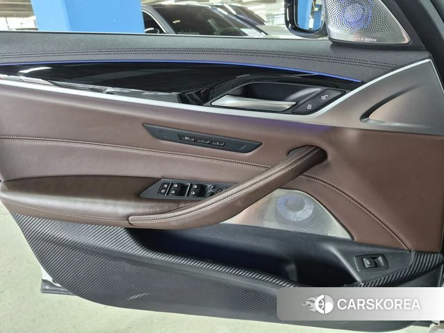 BMW 5 Series (G30) 2019 Белый из Кореи, фото 3