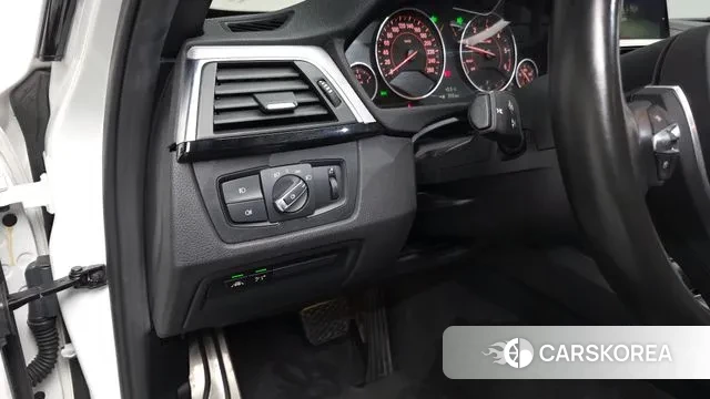 BMW 3 Series (F30) 2018 Белый из Кореи, фото 3