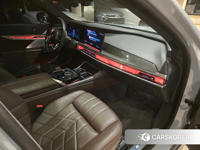 BMW 7 Series (G70) 2023 Светло-серебряный цвет из Кореи, фото 3