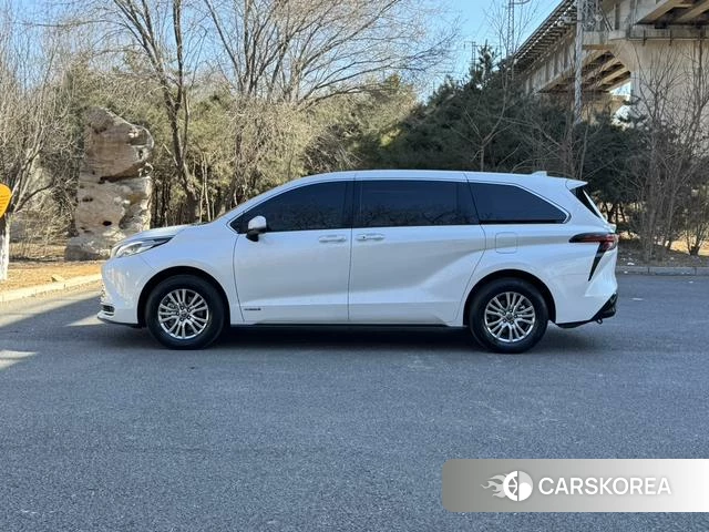Toyota Saina 2023 Белый из Китая, фото 3