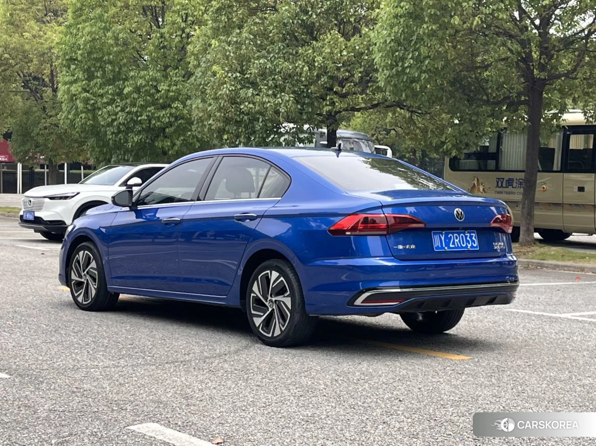 Volkswagen Bora 2022 Синий из Китая, фото 3