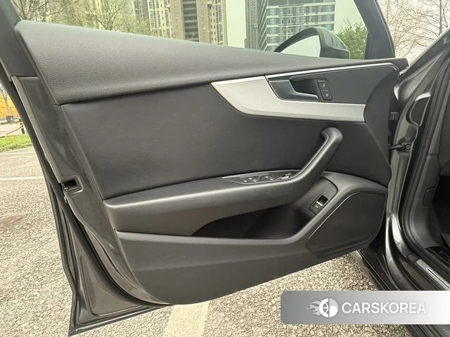 Audi A4L 2021 Серебристо-серый из Китая, фото 3