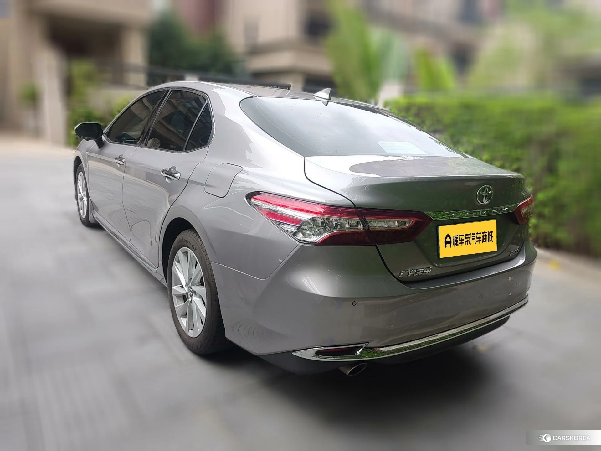 Toyota Camry 2023 Серебристо-серый из Китая, фото 3