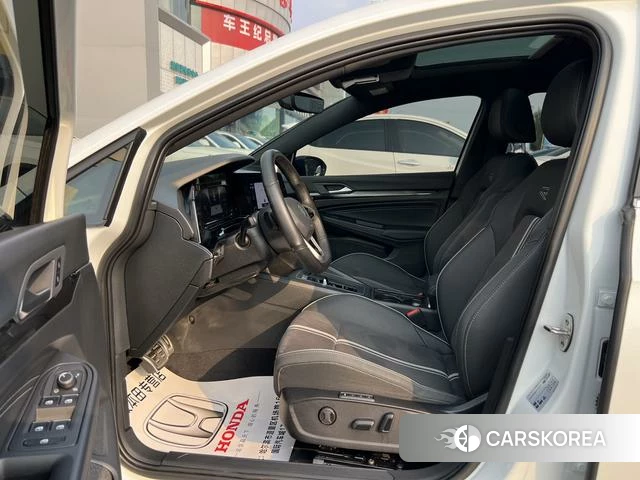 Volkswagen Golf 2024 Белый из Китая, фото 3