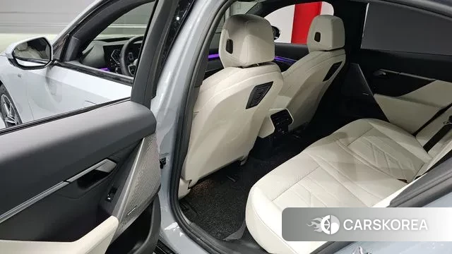 BMW 5 Series (G60) 2025 Серебряный из Кореи, фото 3