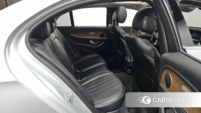 Mercedes-Benz E-Class W213 2018 Серебряный из Кореи, фото 3