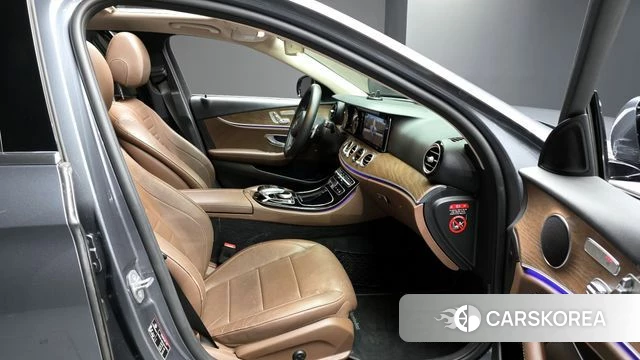 Mercedes-Benz E-Class W213 2018 Серебристо-серый из Кореи, фото 3