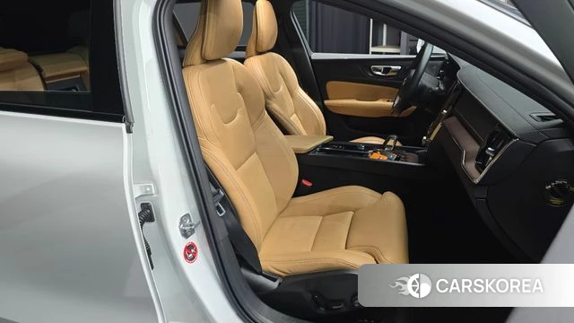 Volvo V60 Cross-Country 2nd Generation 2021 Белый из Кореи, фото 3